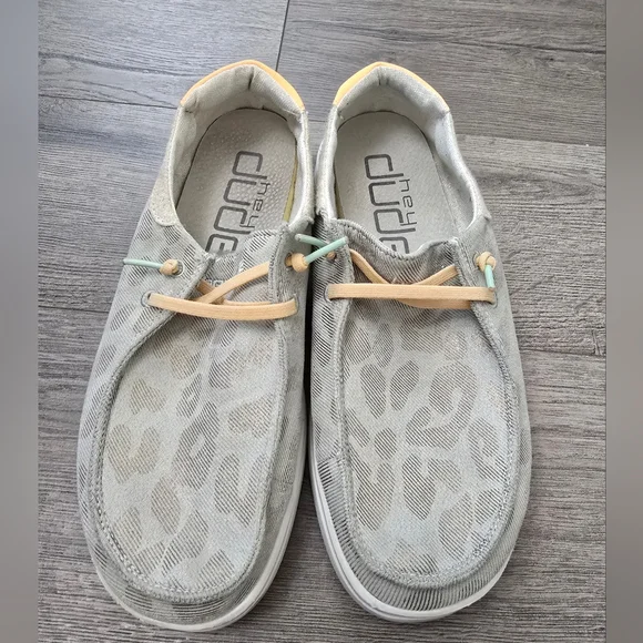 Hey Dude Wendy Rise Leopard Azure Women Size 6 Lightweight Travel Summer - Picture 3 of 9